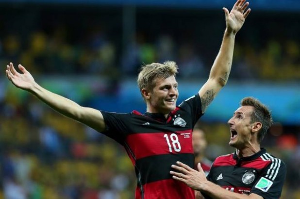 Ο Σίλρε πανηγυρίζει το 7-0