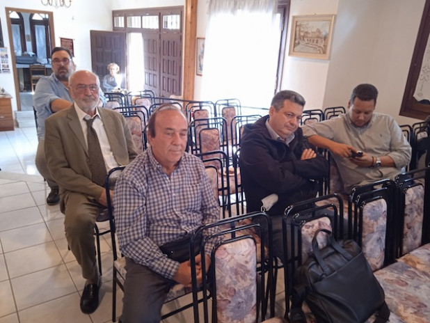 Ο Γιώργος Σμοκοβίτης, στη δεύτερη σειρά, στη συνεδρίαση του περιφερειακού συμβουλίου στο Δίστομο.